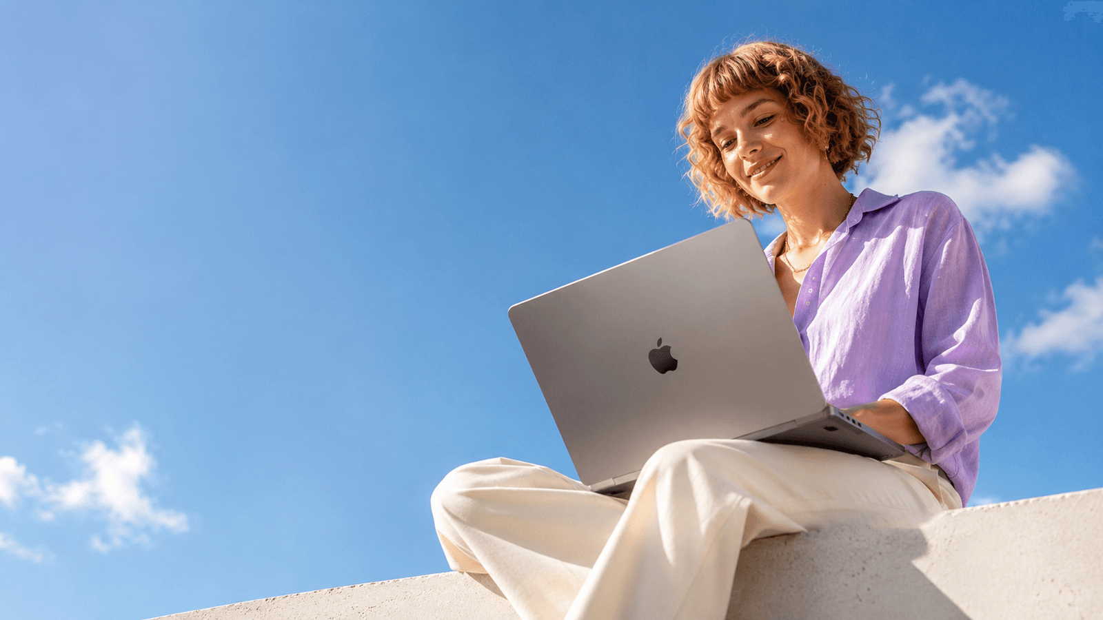 Современный MacBook для профессиональной работы, творчества, учебы и повседневных задач. Легкий ноутбук Apple с высокой производительностью для дизайнеров, разработчиков, студентов и бизнеса.